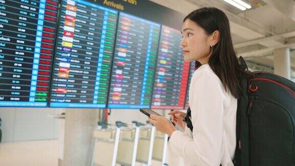 独自旅行的亚洲女子在机场的候机厅