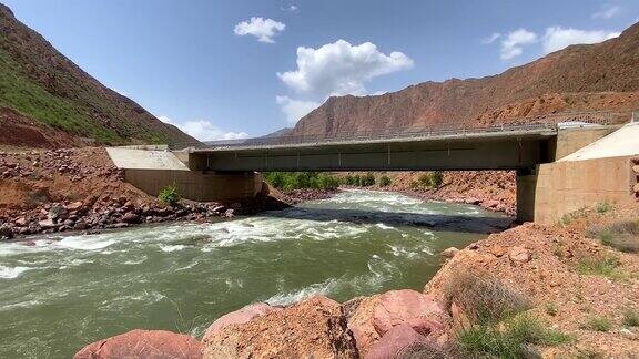 汹涌的山河从桥下流过山间风景如画的峡谷有大石块的桥
