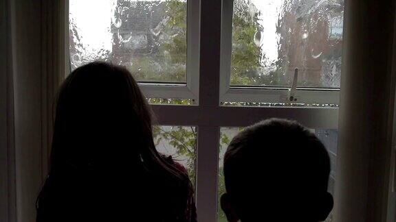 从窗户里看雨的孩子
