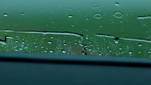 雨打在车窗上