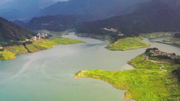 瓦屋山脚下的亚努湖被绿色的世界花园所环绕