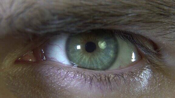 一个男性绿色眼睛的特写