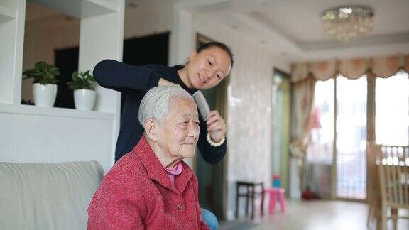 照顾老年妇女梳头