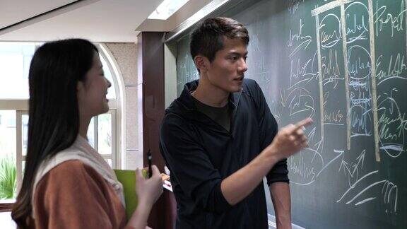 中国学生在教室的黑板上写字解决复杂的任务