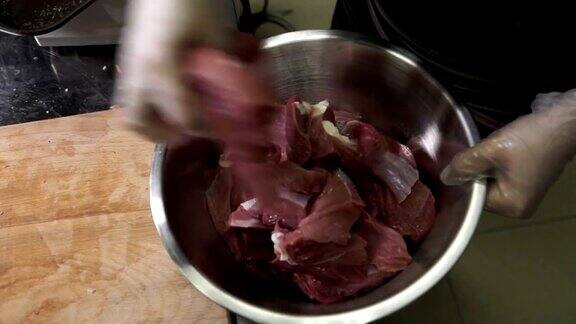 在餐厅厨房为烹饪而做的肉类的慢镜头准备
