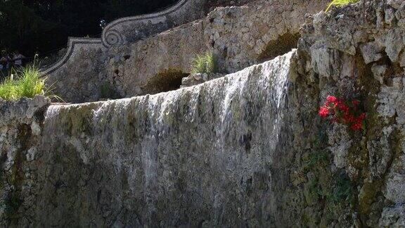 意大利佛罗伦萨米开朗基罗广场附近斜坡上的喷泉和瀑布