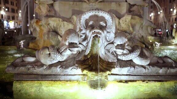 特写大理石流动喷泉在罗马市中心中世纪动物雕塑装饰意大利喷泉令人惊叹的灯光纪念碑夜间罗马观光和建筑遗产
