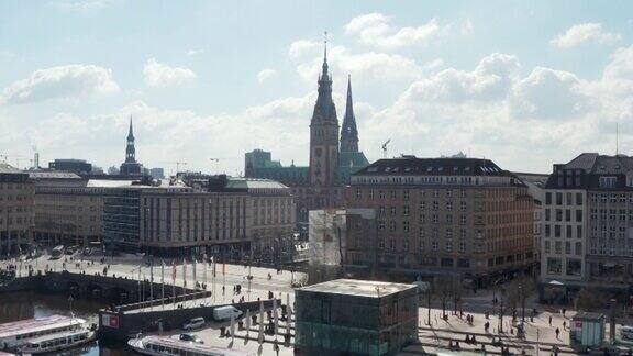 Binnenalster湖边街道上人们的鸟瞰图以汉堡市政厅为背景