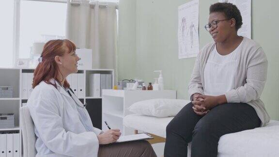 一段4k视频记录了一名女医生与一名年轻女子会诊的过程
