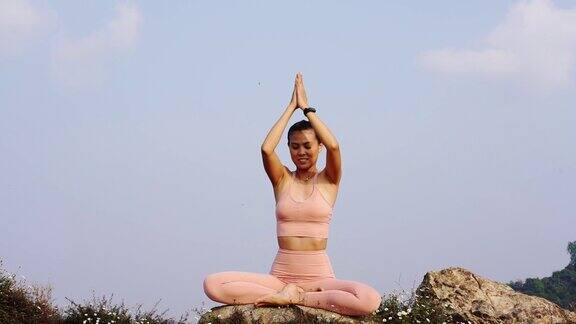 女人在山上做瑜伽