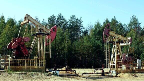 用抽油机在俄罗斯的油井上开采石油