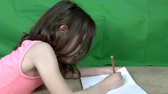 小女孩用彩色铅笔画画