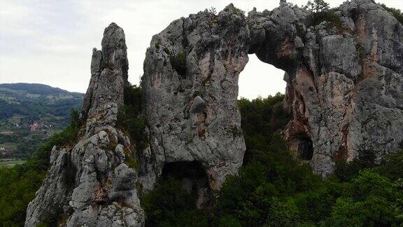 无人机拍摄的绿色河流峡谷与陡峭的岩石悬崖