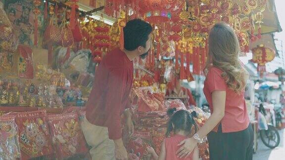 亚洲家庭购物庆祝中国新年