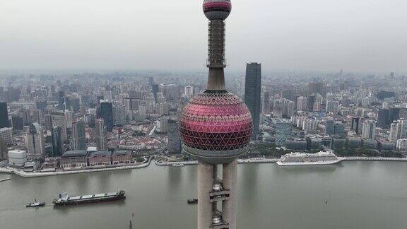 东方明珠塔和中国上海市中心的无人机鸟瞰图