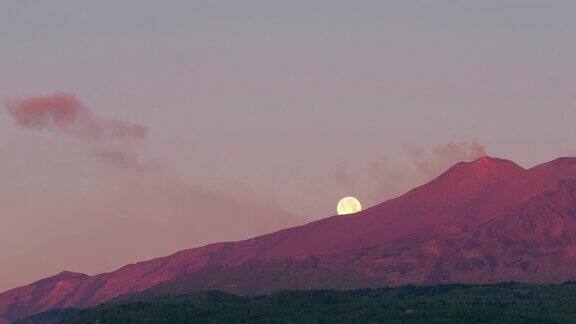 黎明时分意大利西西里岛的埃特纳火山喷发背景是超级月亮