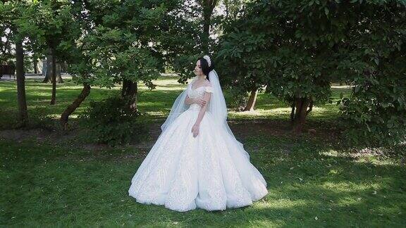一位美丽的新娘独自站在公园里焦急地等待着新郎的到来