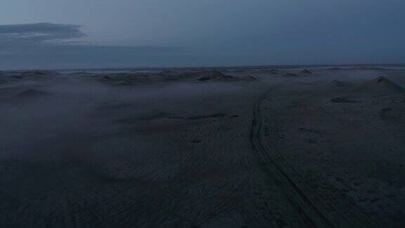 无人机在雾蒙蒙的日子里观看冰岛荒凉的风景鸟瞰空无一物的冰岛高地荒野农村凄凉、孤独