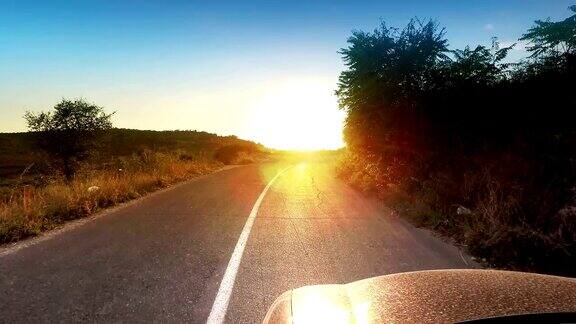 在山间的乡村公路上驶向夕阳