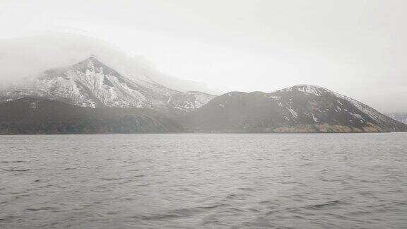 风景秀丽山峰白雪皑皑海水冰冷