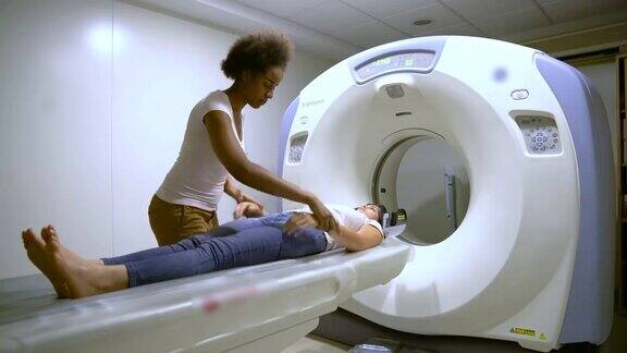 女护士为患者做核磁共振扫描准备