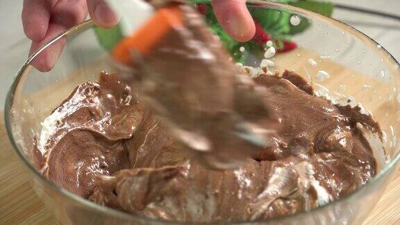 用硅胶刮刀将牛奶和可可混合制成巧克力