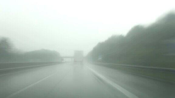 雨中高速公路行驶时光流逝
