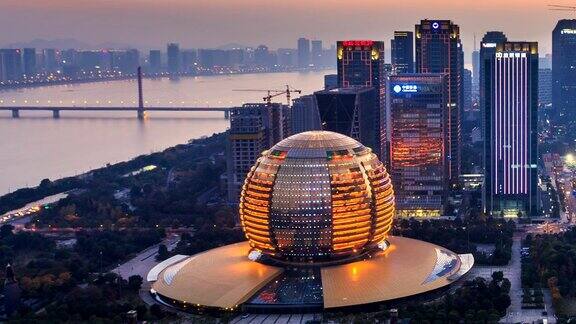 现代城市景观杭州的从白天到夜晚时光流逝