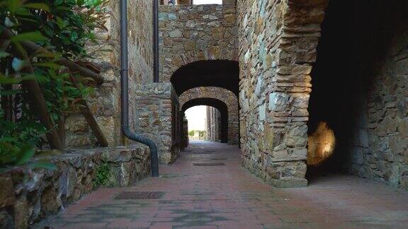 意大利托斯卡纳古老要塞的通道