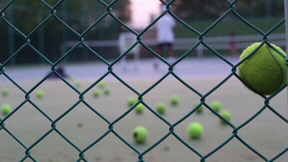 网球教练在网球场上练习