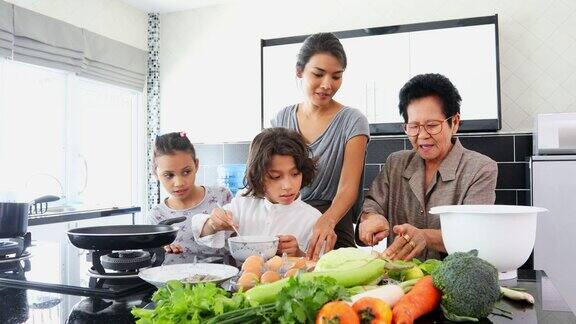 快乐亚洲家庭在厨房一起烹饪