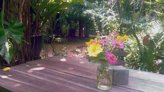 花园里桌子上花瓶里的花