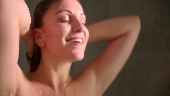 女性享受淋浴