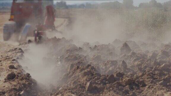 意大利的农业:拖拉机在干燥的土地上耕作