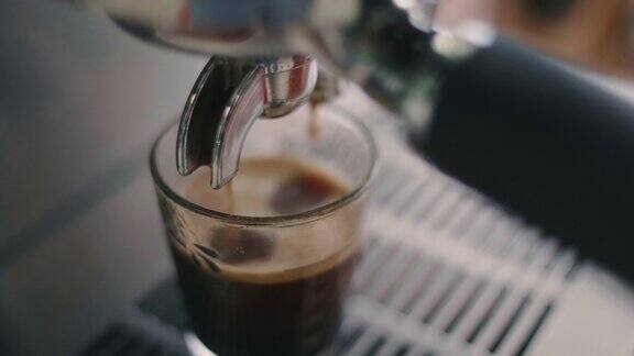 咖啡从机器滴进杯子