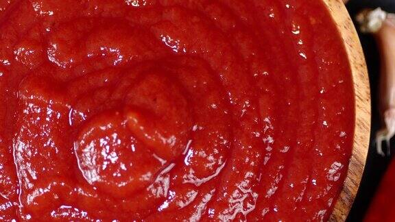 番茄酱在木盘里慢慢旋转