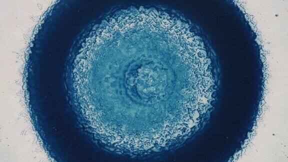 通过显微镜背景看到的变异细胞
