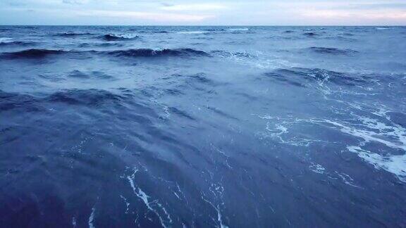海浪在海面上航拍