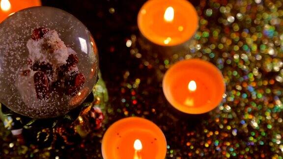 圣诞纪念品在点燃的蜡烛和闪光的背景
