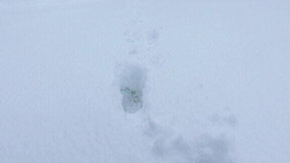 沿着积雪覆盖的道路行走雪地上有脚印