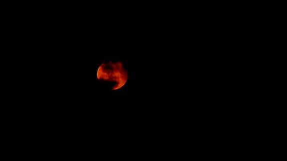 橘色的月亮在云间移动