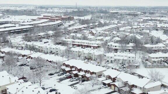 第一次下雪时郊区被雪覆盖的鸟瞰图
