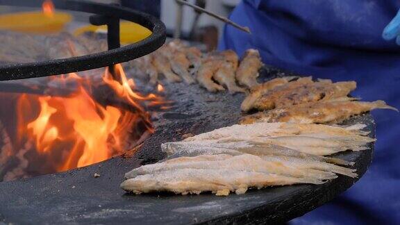 慢镜头:夏季美食节火盆上烤排骨的过程