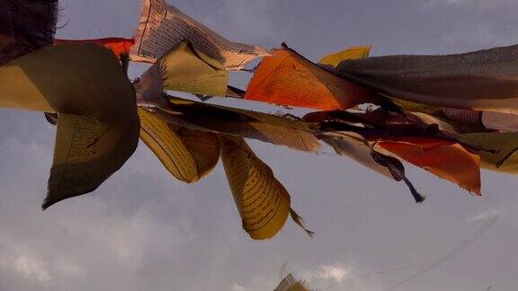 尼泊尔加德满都一些西藏经幡在日落时分随风飘扬的视频