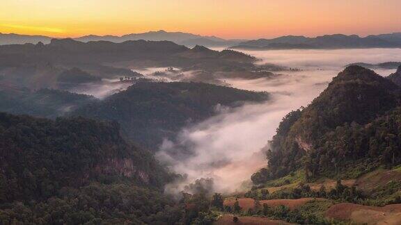 鸟瞰一个美丽的早晨景色与雾和雾在高山