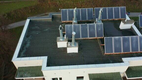 无人机拍摄的无人机太阳能发电厂位于屋顶的建筑物