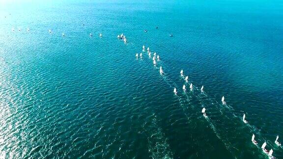 格伦兹克湾的游艇比赛年度儿童赛舟会鸟瞰