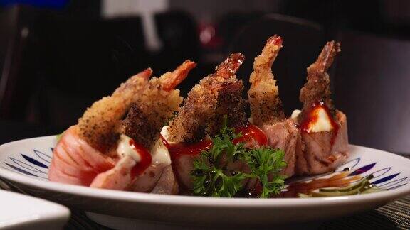 日本亚洲菜虾三文鱼寿司蔬菜和酱汁