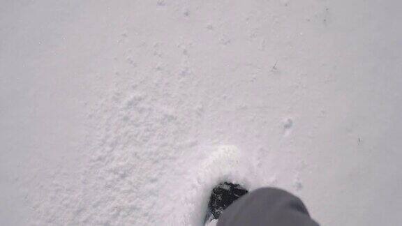 人物在雪地上行走慢镜头180fps