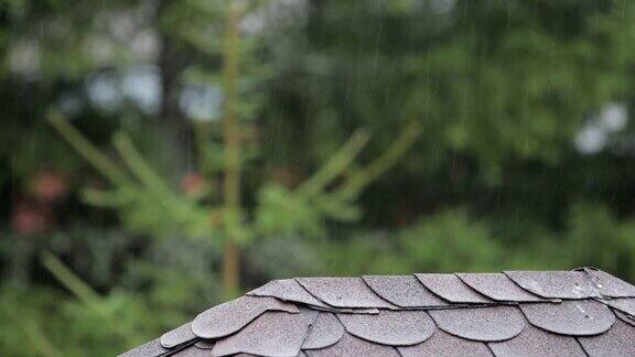 雨水落在屋顶上